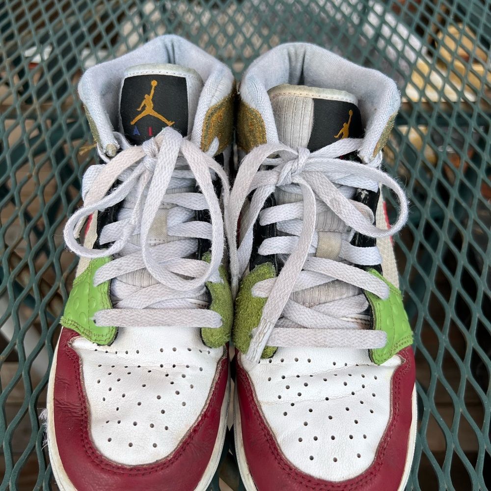 Nike Boys Kids Sneakers in Red, Green, and Gold 5Y - Picture 5 of 14